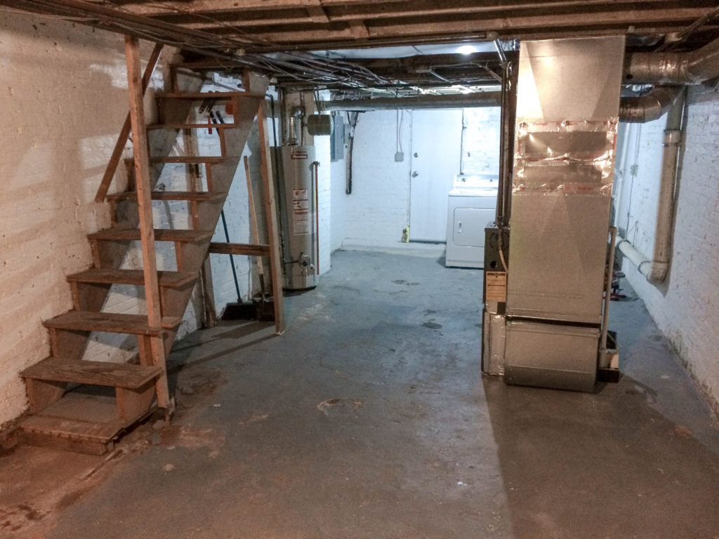 BEFORE the basement renovation | EffieRow.com

#basementreno #darkbasement #basementmakeover