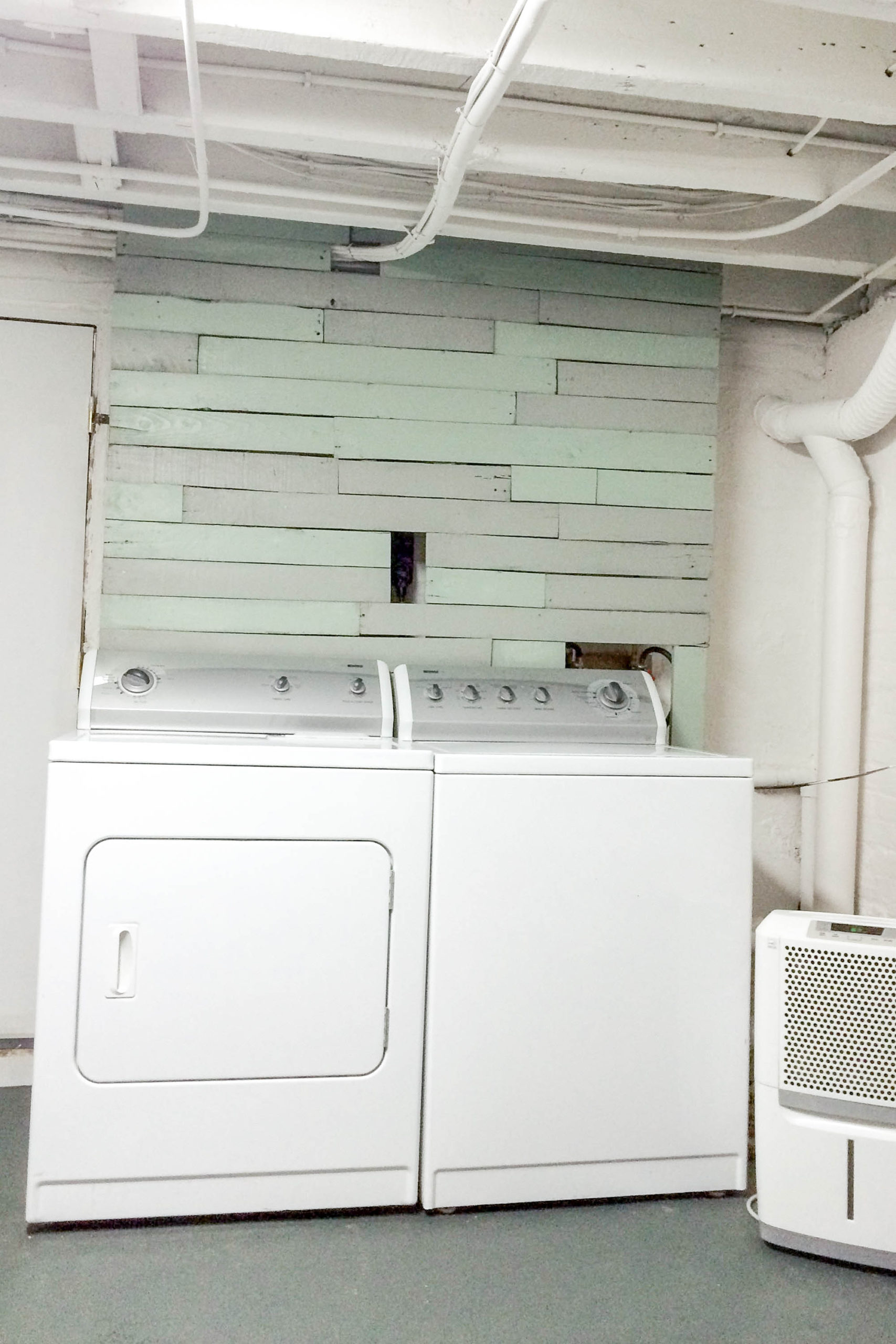 DIY Laundry Room Pallet Accent Wall