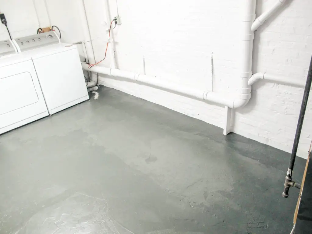 Renewing old basement concrete floors with paint! Great option for a budget! | EffieRow.com
#paintedbasementfloors #paintedfloors #basementflooroption #paintedlaundryfloor #basementlaundryroom