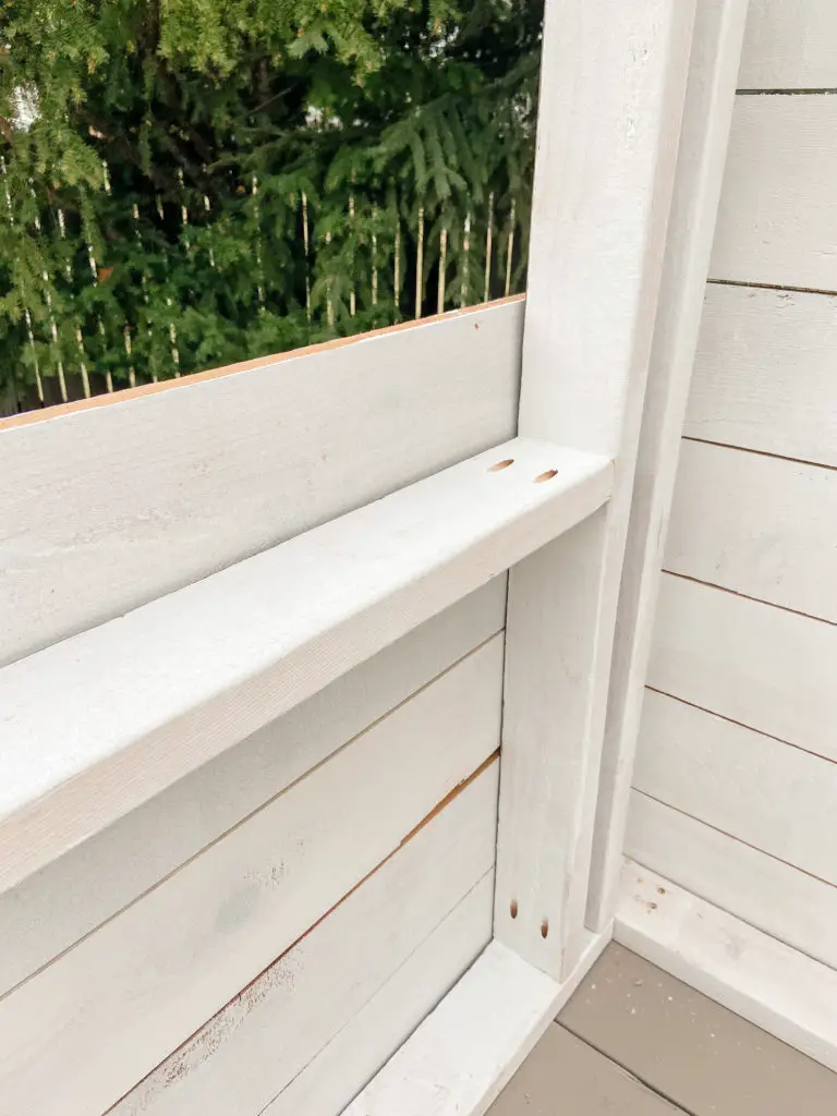 DIY modern playhouse siding with cedar fence boards. Primer with oil-based paint. | EffieRow.com
#diyplayhouse #diycubbyhouse #cubbyhouse #playhouse #modernplayhouse #mcmplayhouse #playhousesiding #cubbyhousesiding #sherwinwilliamsblackfox