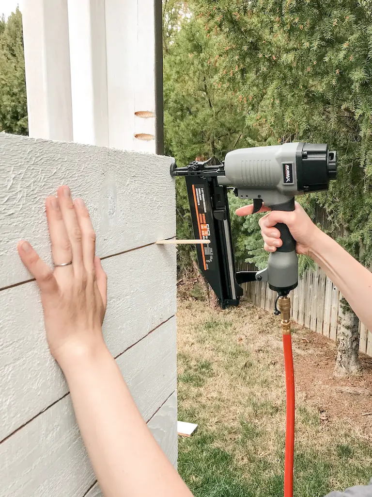 DIY modern playhouse siding with cedar fence boards. Primer with oil-based paint. | EffieRow.com
#diyplayhouse #diycubbyhouse #cubbyhouse #playhouse #modernplayhouse #mcmplayhouse #playhousesiding #cubbyhousesiding #sherwinwilliamsblackfox