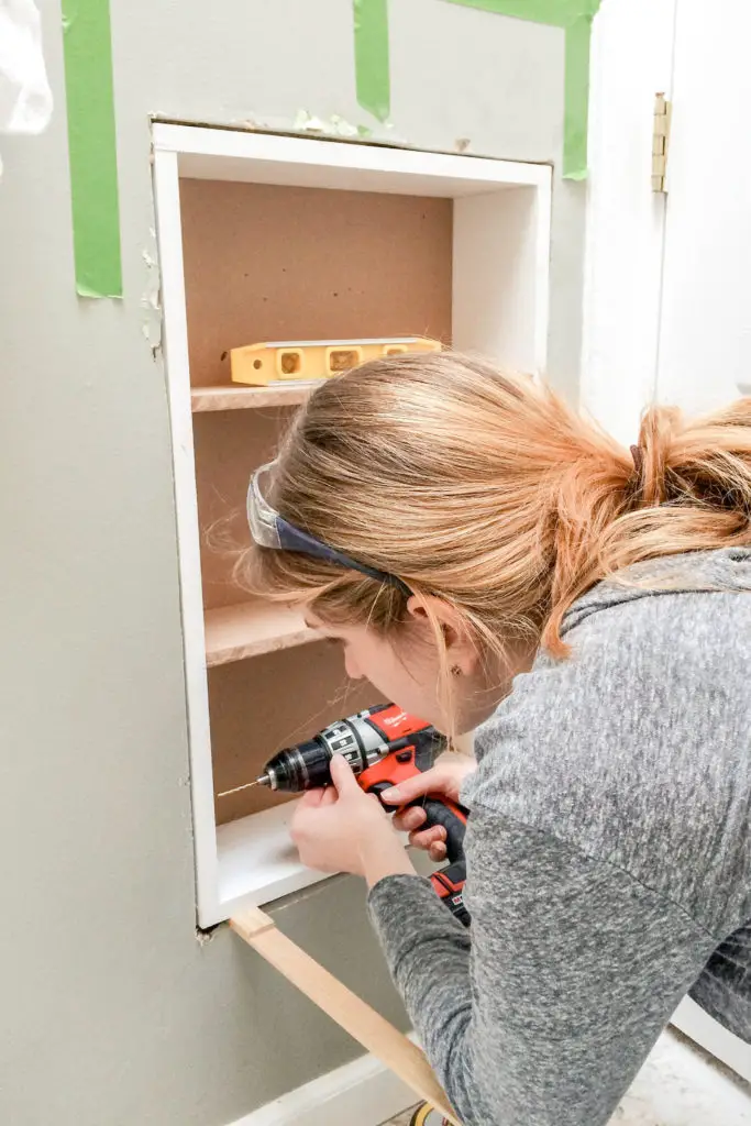 Simple DIY project: built-in shelves between the studs. Every bit of storage in a small bathroom counts! | EffieRow.com

#bathroomstorage #bathroomshelves #diybathroomshelves #shelvesbetweenthestuds #smallbathroom #smallbathroomstorage #bathroomstorage