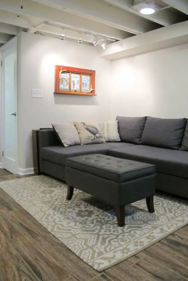 Pintar el techo de nuestro sótano con viguetas expuestas - Effie Row