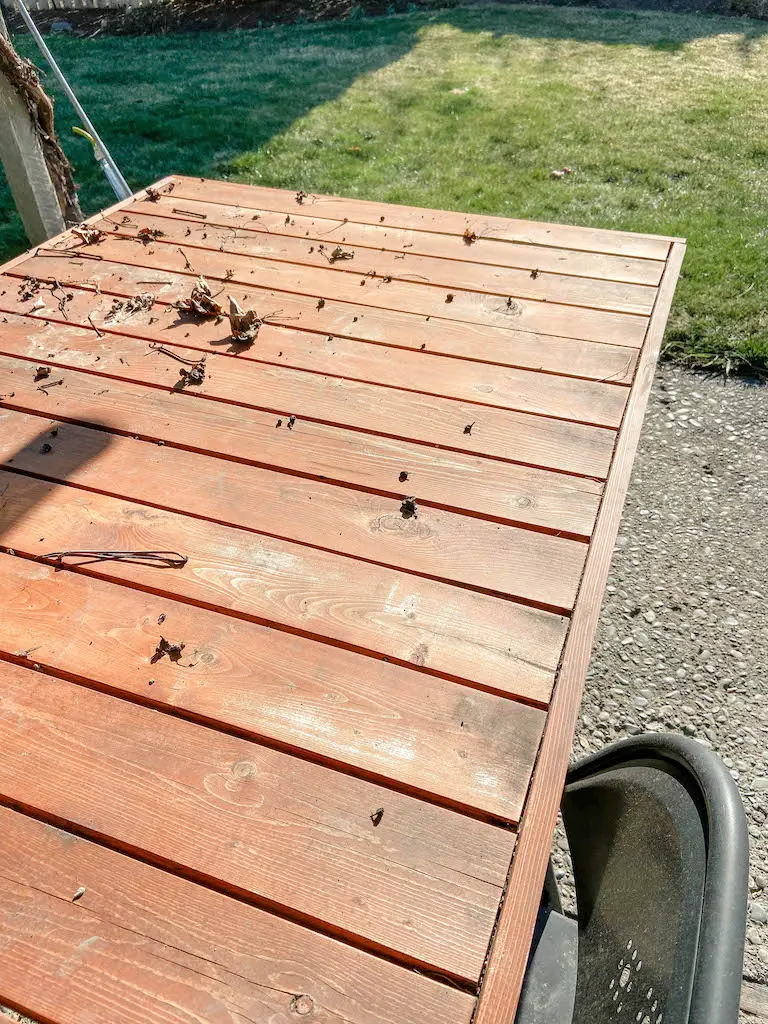 Our DIY modern patio table before we refinished it. | EffieRow.com